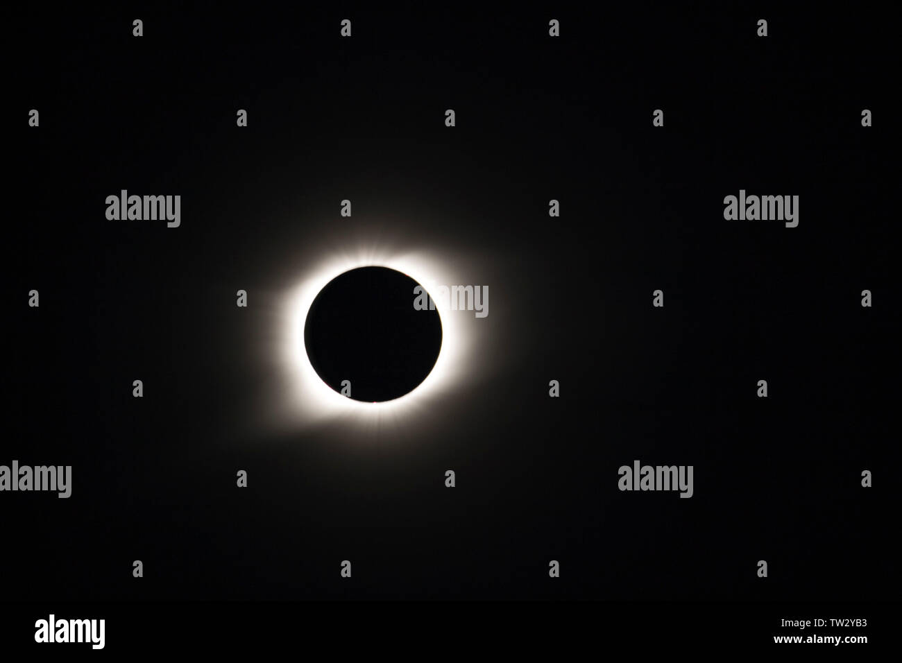 Centrale e della corona esterna, con poli magnetici di sommità e di fondo della foto, durante l'eclisse solare totale. Foto Stock