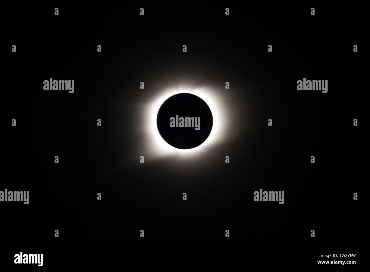 Centrale e della corona esterna, con poli magnetici di sommità e di fondo della foto, durante l'eclisse solare totale. Foto Stock