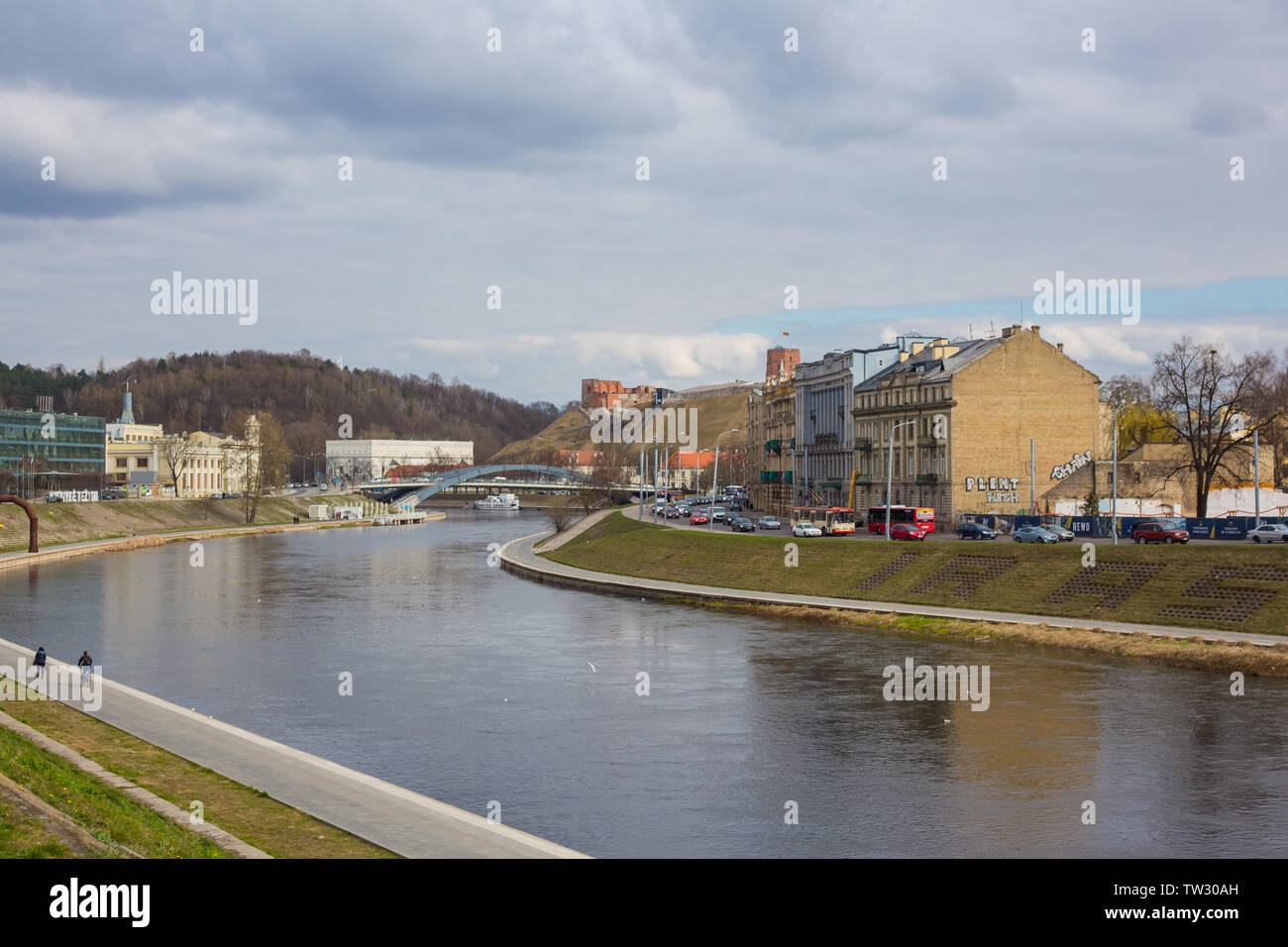 VILNIUS, Lituania - 11 Aprile 2019 : vista da Mindaugas ponte sul fiume Foto Stock