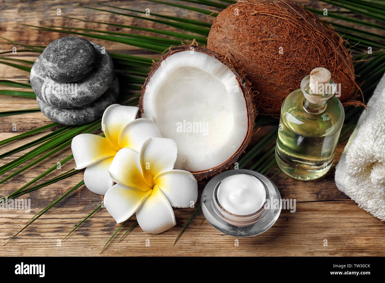 Impostare per il trattamento termale con noce di cocco su sfondo di legno Foto Stock