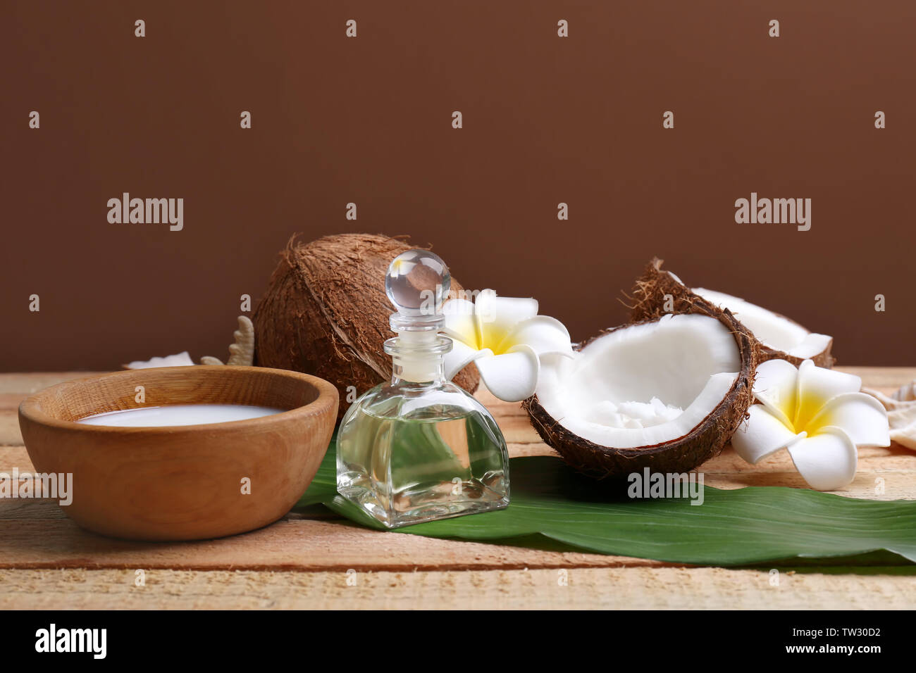 Impostare per il trattamento termale con noce di cocco sul tavolo di legno Foto Stock