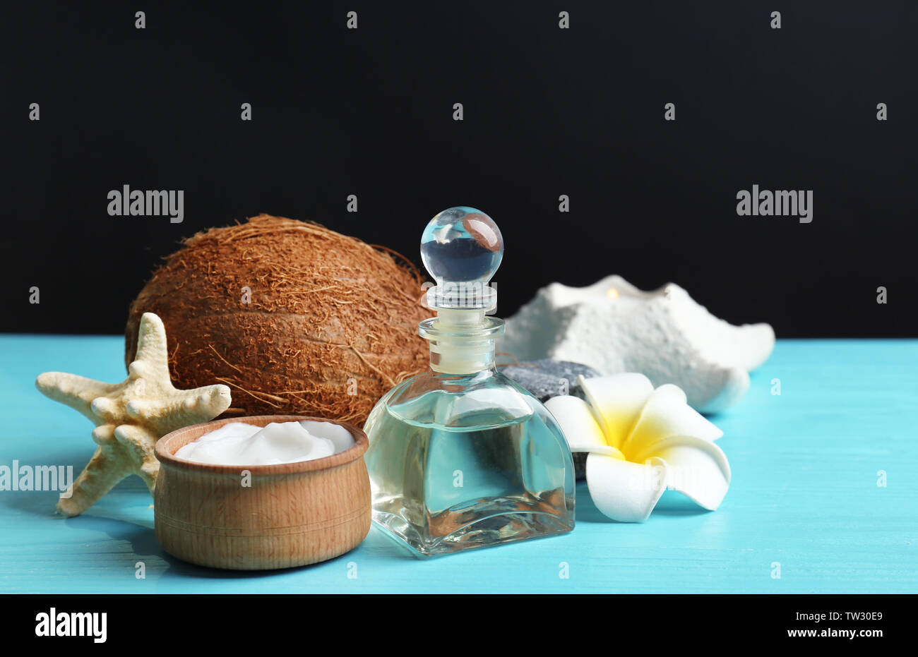 Impostare per il trattamento termale con noce di cocco sul tavolo di legno Foto Stock