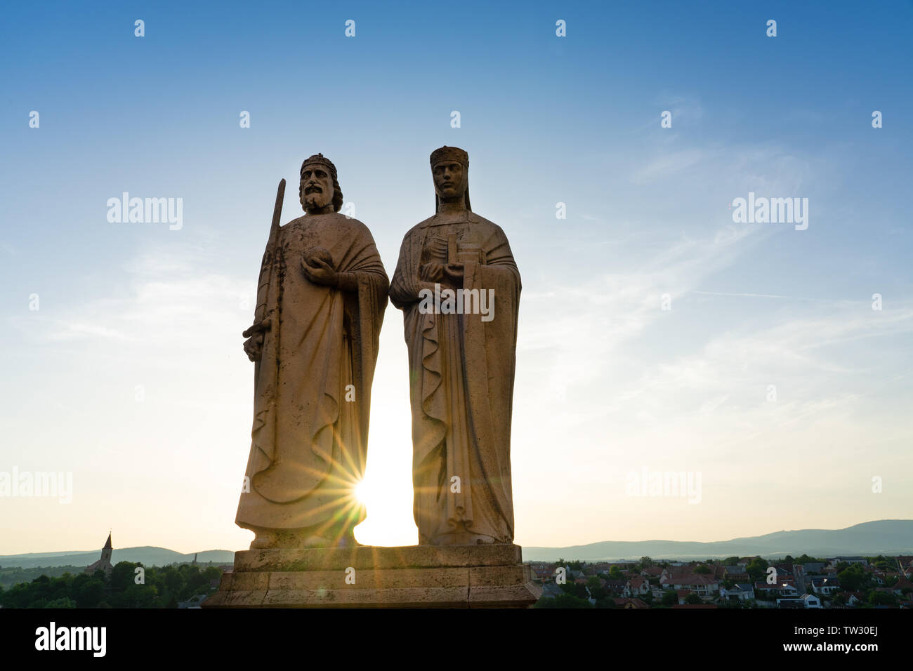Le statue di Re Stefano I di Ungheria e di sua moglie Gisela oltre la collina del castello di Veszprem città Foto Stock