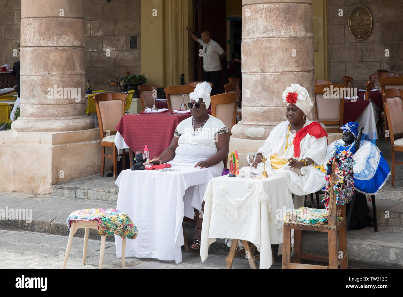 Due Donne Cubane facendo palm lettura in Plaza de la Catedral Havana Cuba. Foto Stock