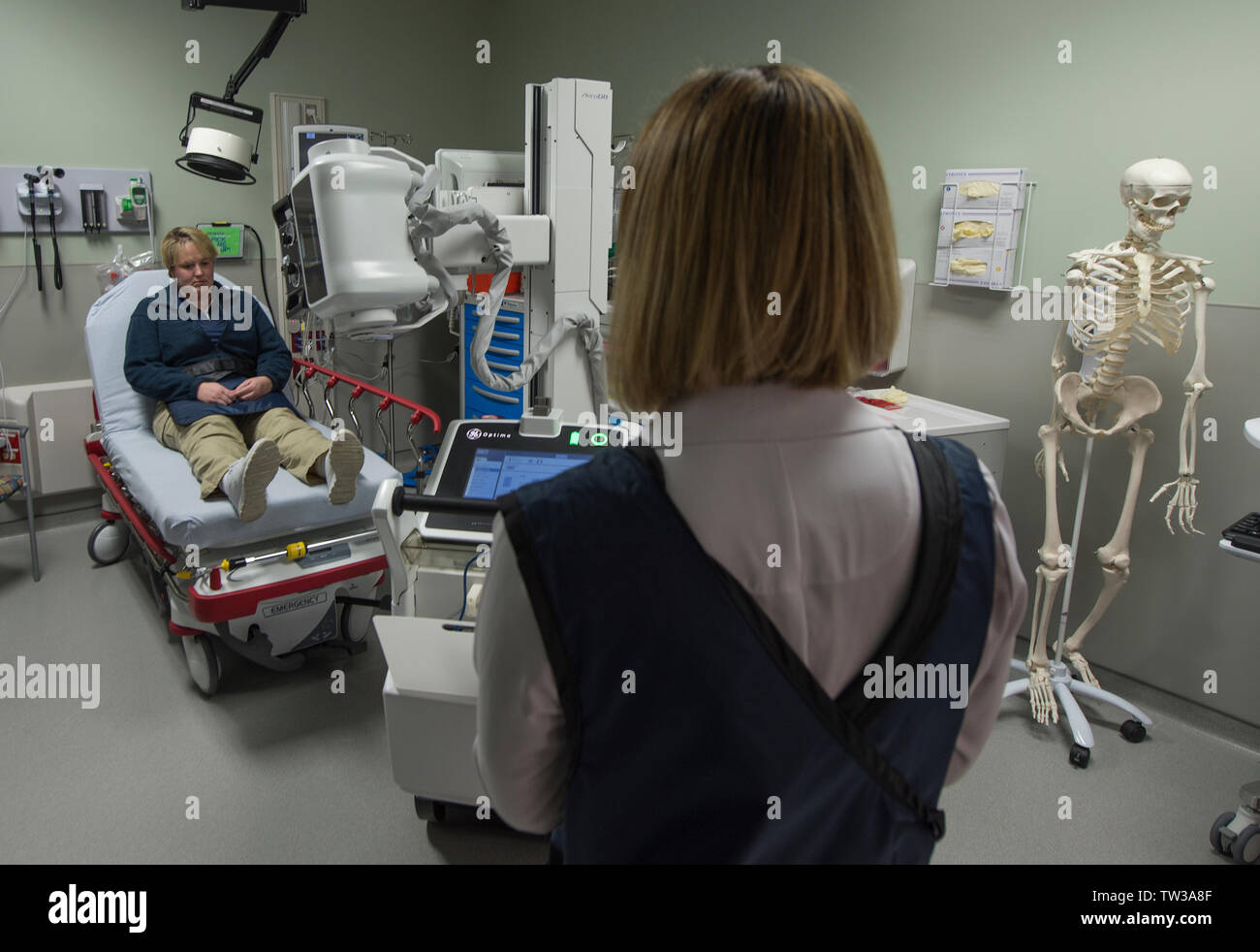 Stati Uniti - Dicembre 14, 2015: Lisa Sumner Direttore di radiologia fa un X-Ray con un portatile di macchina a raggi X su un paziente alla pietra molle Hospita Foto Stock