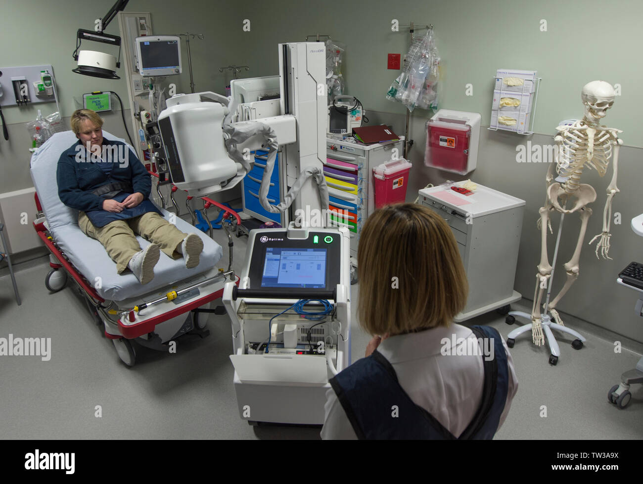 Stati Uniti - Dicembre 14, 2015: Lisa Sumner Direttore di radiologia fa un X-Ray con un portatile di macchina a raggi X su un paziente alla pietra molle Hospita Foto Stock