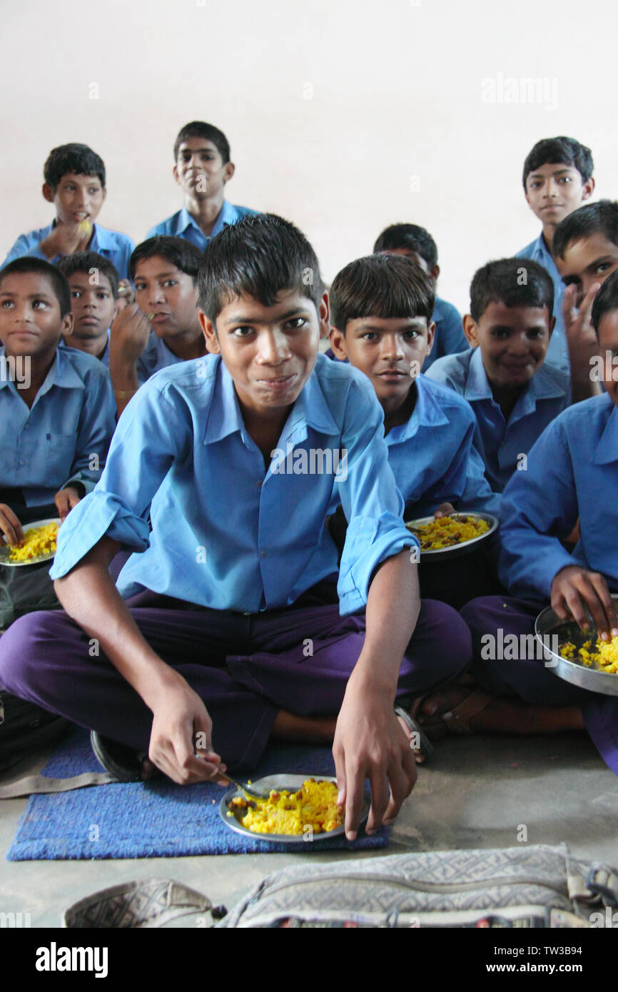 Studenti che hanno pasto a metà giornata, India Foto Stock