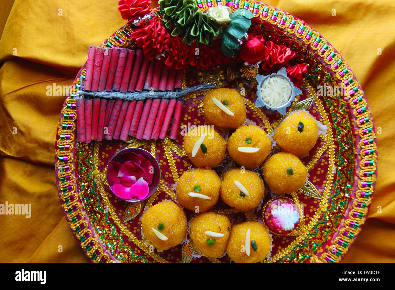 Primo piano di un diwali Pooja thali Foto Stock
