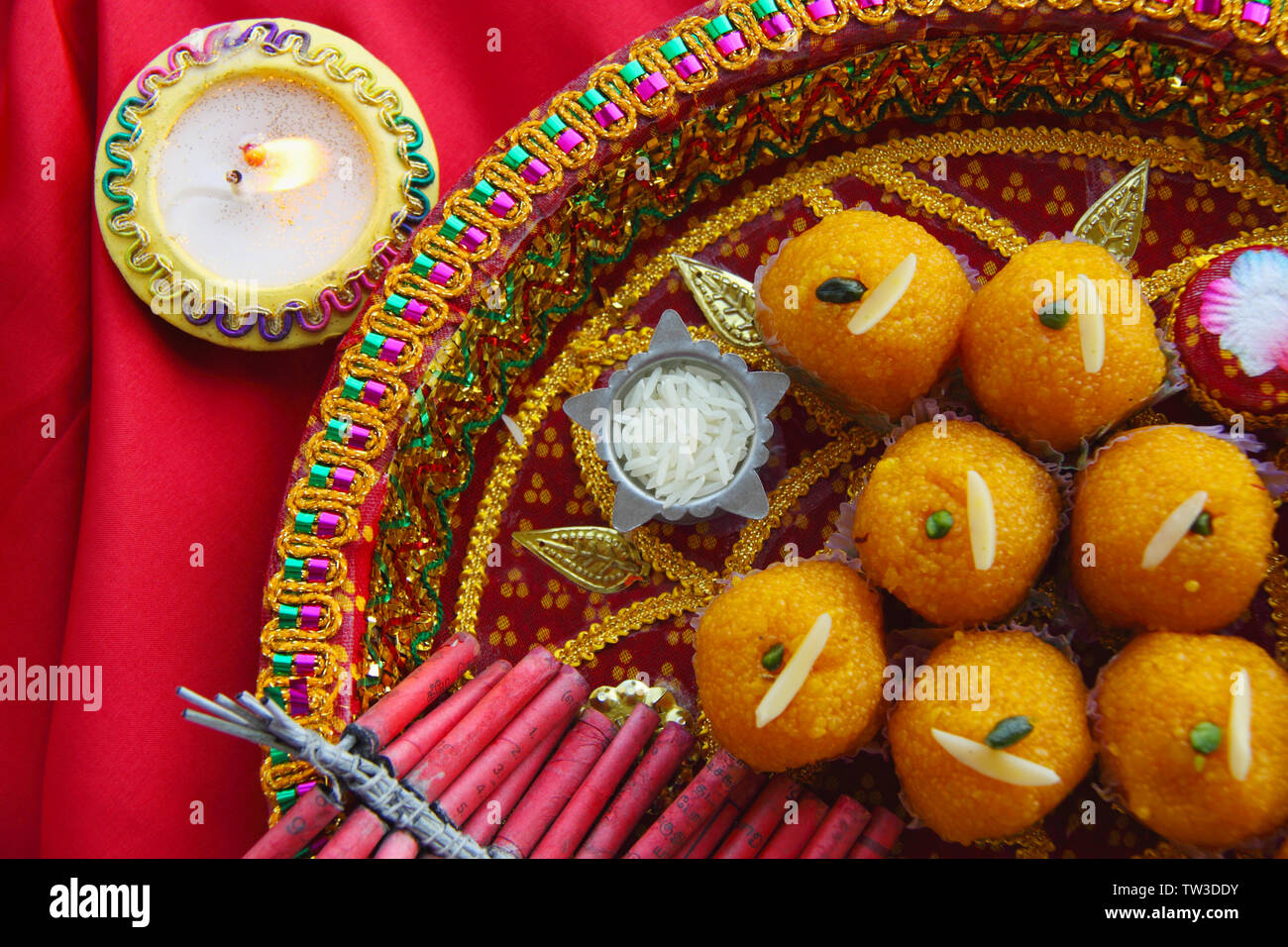 Primo piano di un diwali Pooja thali Foto Stock