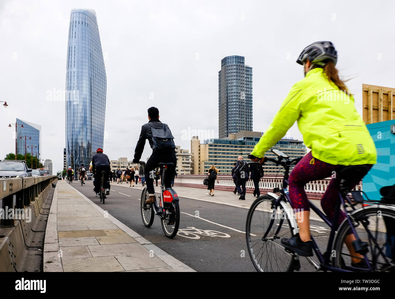 Un gruppo di ciclisti in abbigliamento casual sulla pista ciclabile su Blackfriars Bridge, Londra Foto Stock