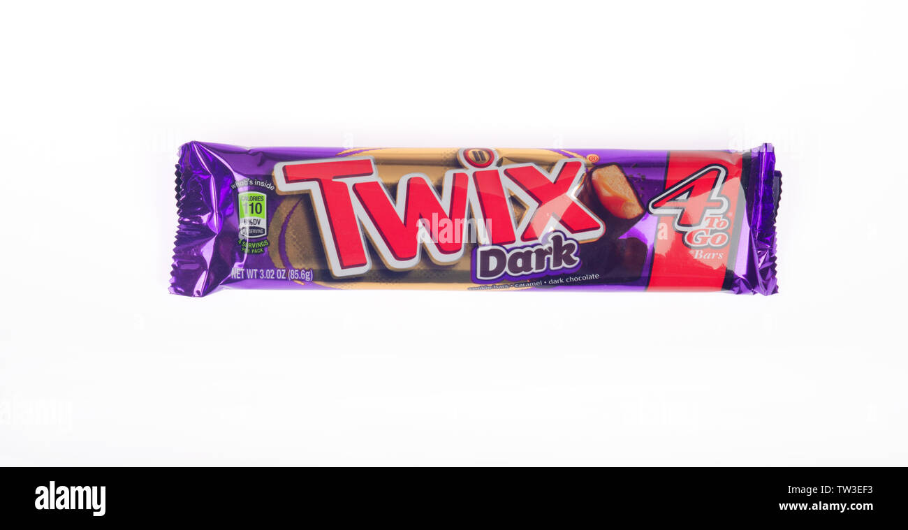 Twix Dark Chocolate 4 pack candy bar nel wrapper da Marte Wrigley su sfondo bianco Foto Stock