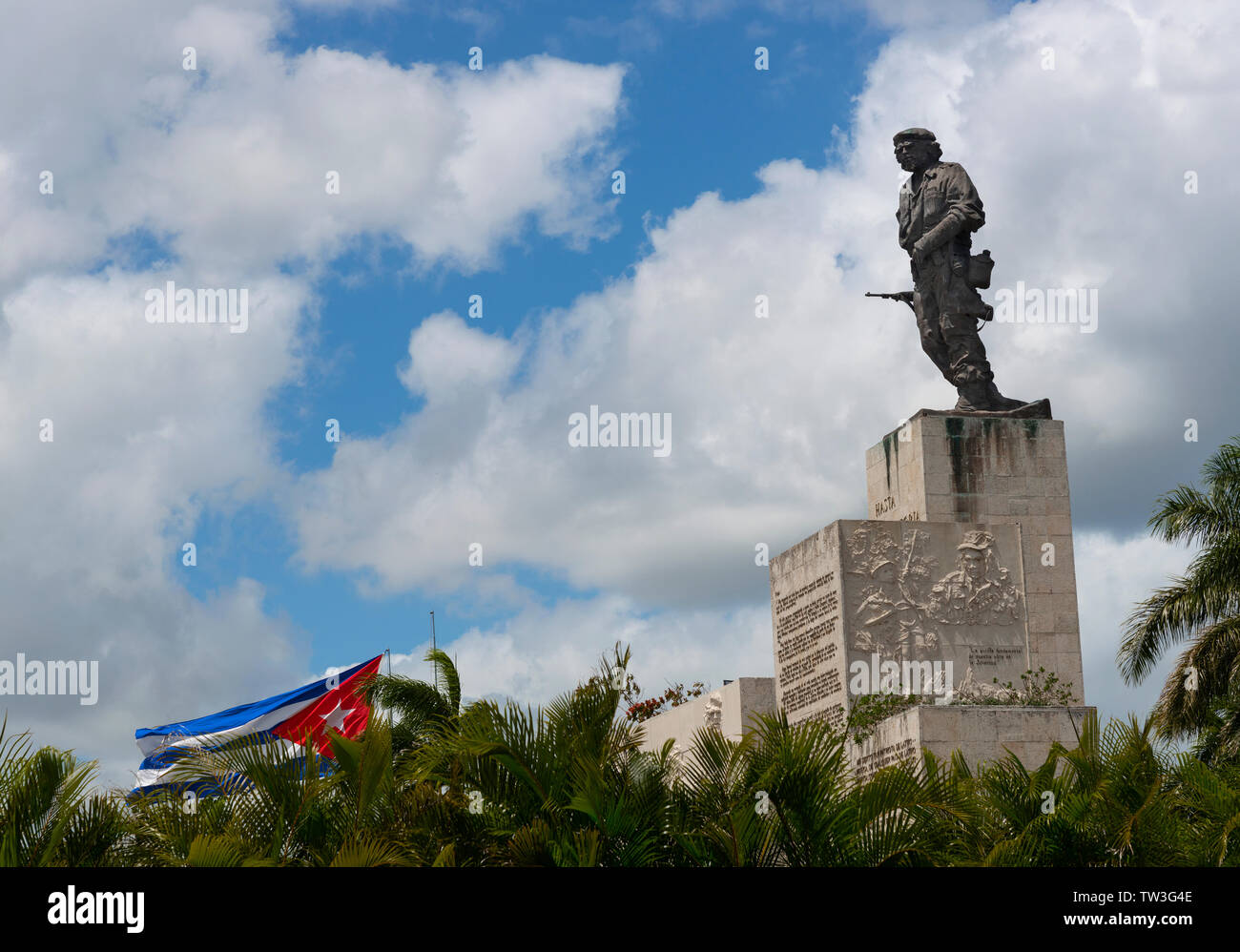Statua di bronzo di Ernesto Che Guevara al suo memorial a Santa Clara, città della guerriglia eroica, Cuba, Caraibi Foto Stock