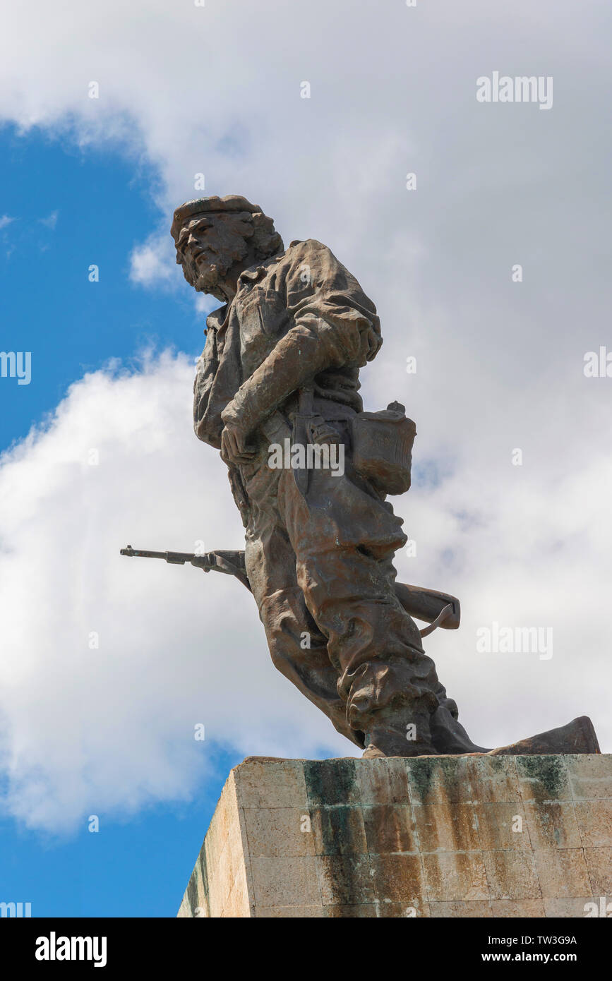 Statua di bronzo di Ernesto Che Guevara al suo memorial a Santa Clara, città della guerriglia eroica, Cuba, Caraibi Foto Stock