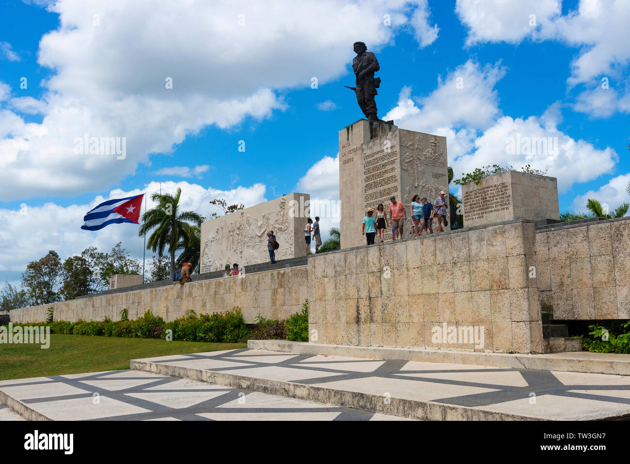 Statua di bronzo di Ernesto Che Guevara al suo memorial a Santa Clara, città della guerriglia eroica, Cuba, Caraibi Foto Stock