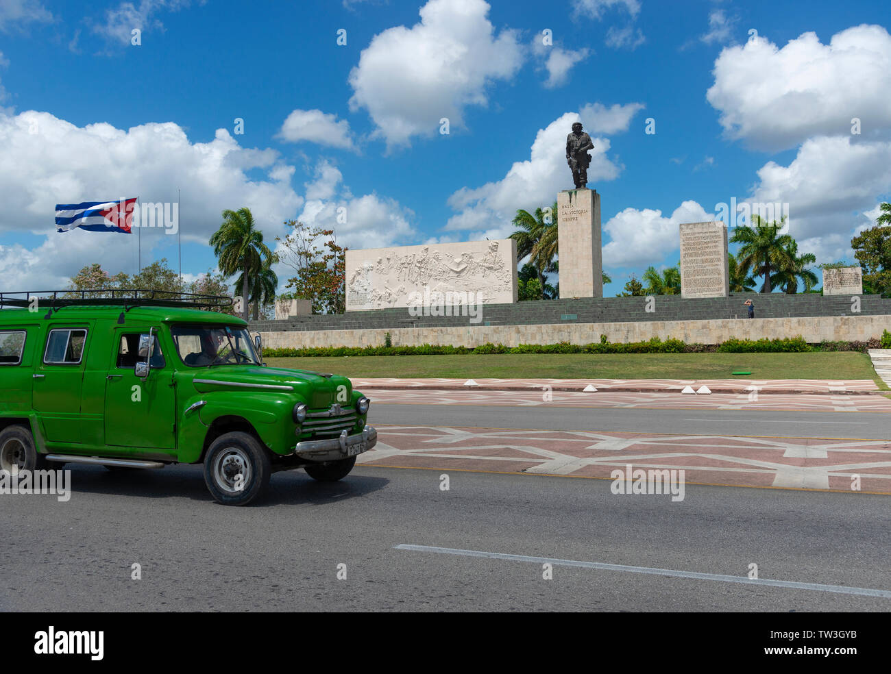 Americano classico motore aziona passato il memoriale di Ernesto "Che" Guevara a Santa Clara, città della guerriglia eroica, Cuba, Caraibi Foto Stock