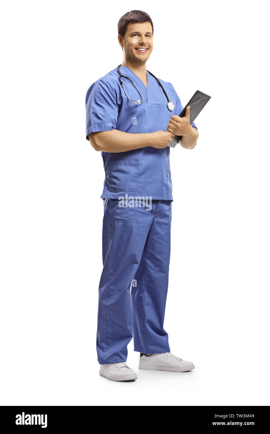 A piena lunghezza Ritratto di un sorridente giovane medico in posa e tenendo un clipboard isolati su sfondo bianco Foto Stock