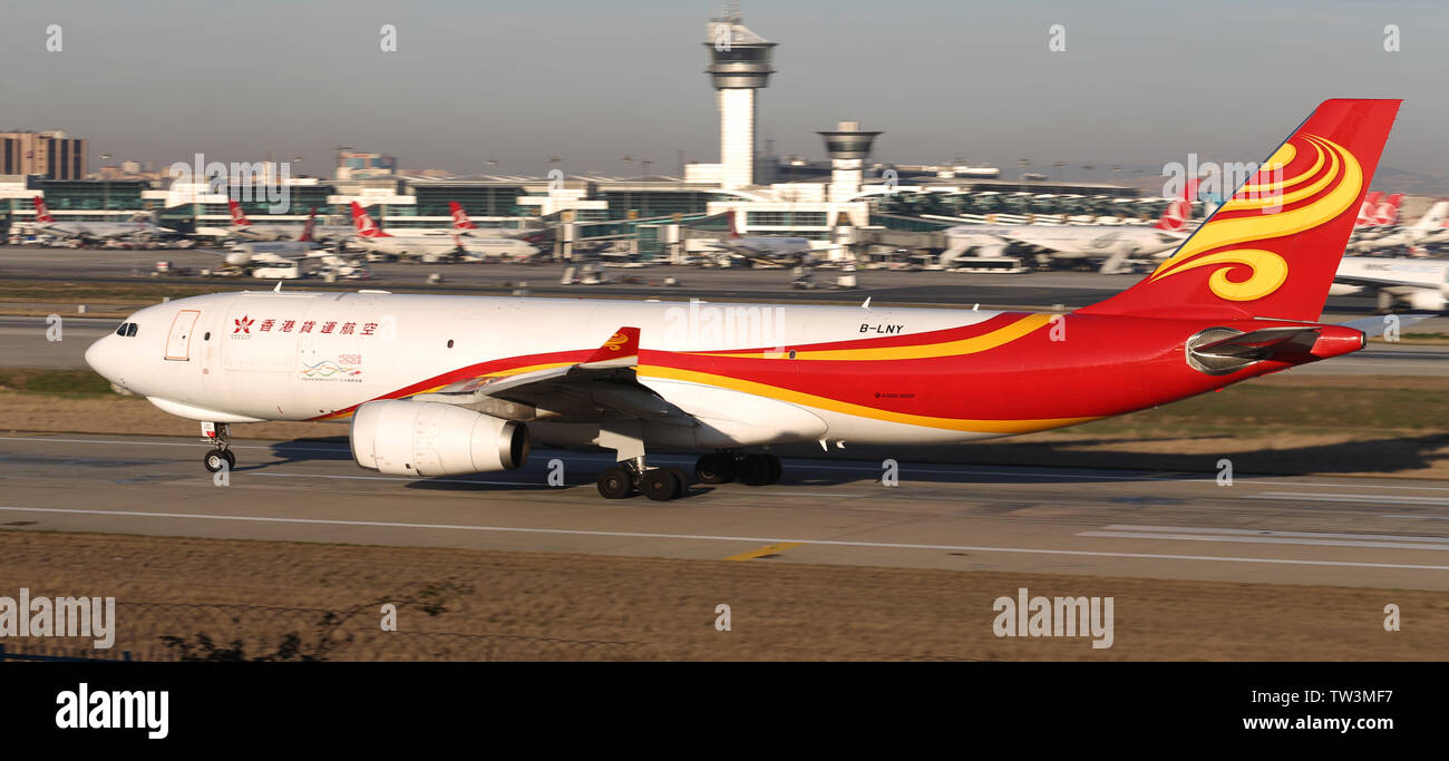 ISTANBUL, Turchia - 17 Marzo 2019: Hong Kong Airlines Airbus A330-243F (NC 1062) decolla dall'aeroporto Istanbul Ataturk. Hong Kong Airlines ha 43 fl Foto Stock