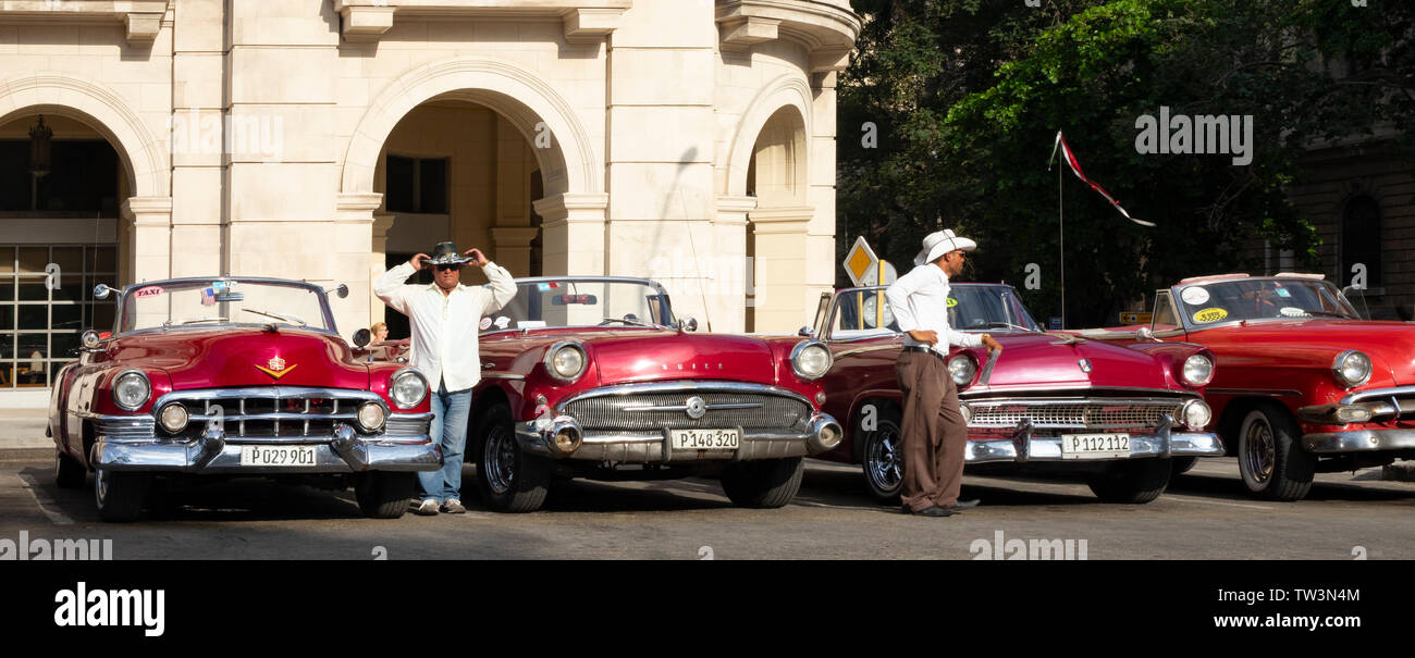 Vecchia auto americane essendo utilizzati come taxi in Paseo del Prado square, l'Avana. Foto Stock