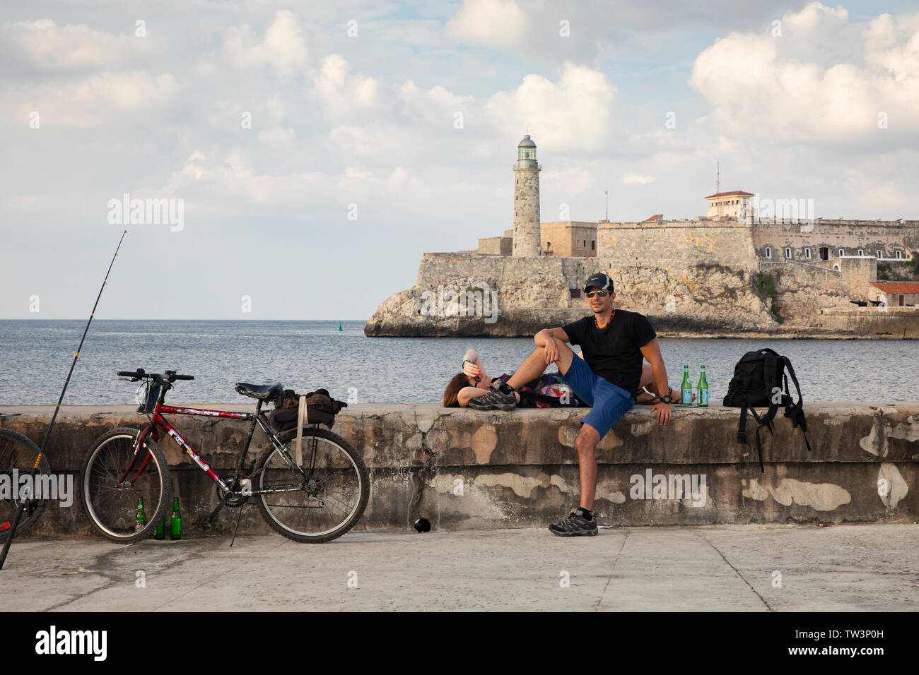 Un cubano matura in appoggio sulla parete del mare di Malecon mentre la pesca. Foto Stock