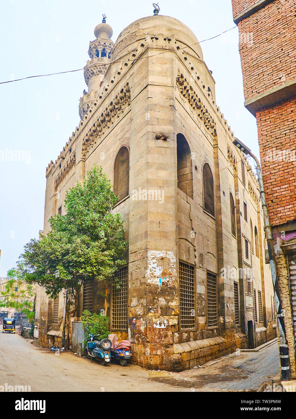 Passeggiata lungo El Darb El Ahmar street e osservare la pietra medievali moschea di Amir Qijmas al-Ishaqi, noto anche come Abou Heriba, Cairo islamico, Egitto Foto Stock