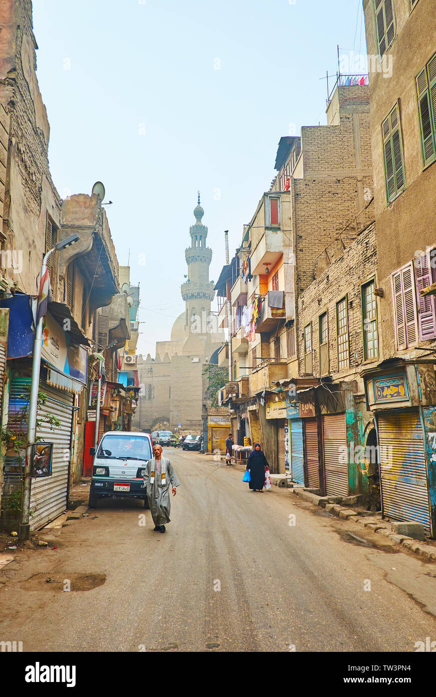 Il Cairo, Egitto - 22 dicembre 2017: El Darb El Ahmar street si estende lungo la meschina case residenziali, i mercati locali e la storica moschee, su Decemb Foto Stock