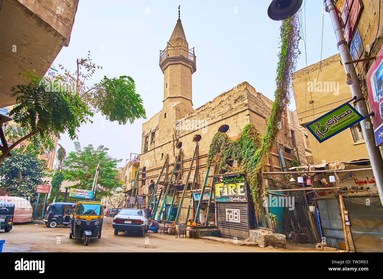 Il Cairo, Egitto - 22 dicembre 2017: i numerosi supporti attesa parete fatiscente del centro storico di Arif Pasha moschea nel vicolo di El Darb El Ahmar street di ISL Foto Stock