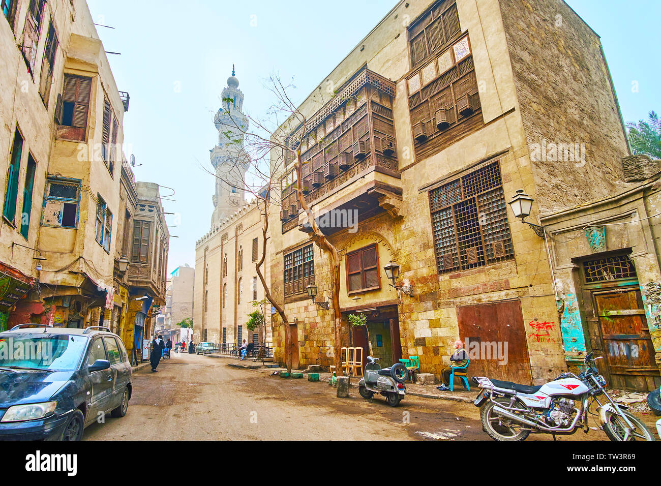 Il Cairo, Egitto - 22 dicembre 2017: Bab Al-Wazir street con conserva di residenza storica e Umm Al-Sultan Shaban moschea e la Madrasa sullo sfondo, su De Foto Stock