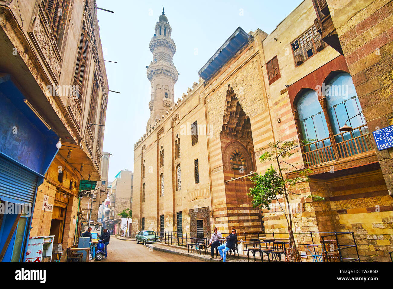 Il Cairo, Egitto - 22 dicembre 2017: La scenic esterno di Umm Al-Sultan Shaban moschea e la madrasa, decorate in stile Ablaq con la luce e la pietra scura r Foto Stock