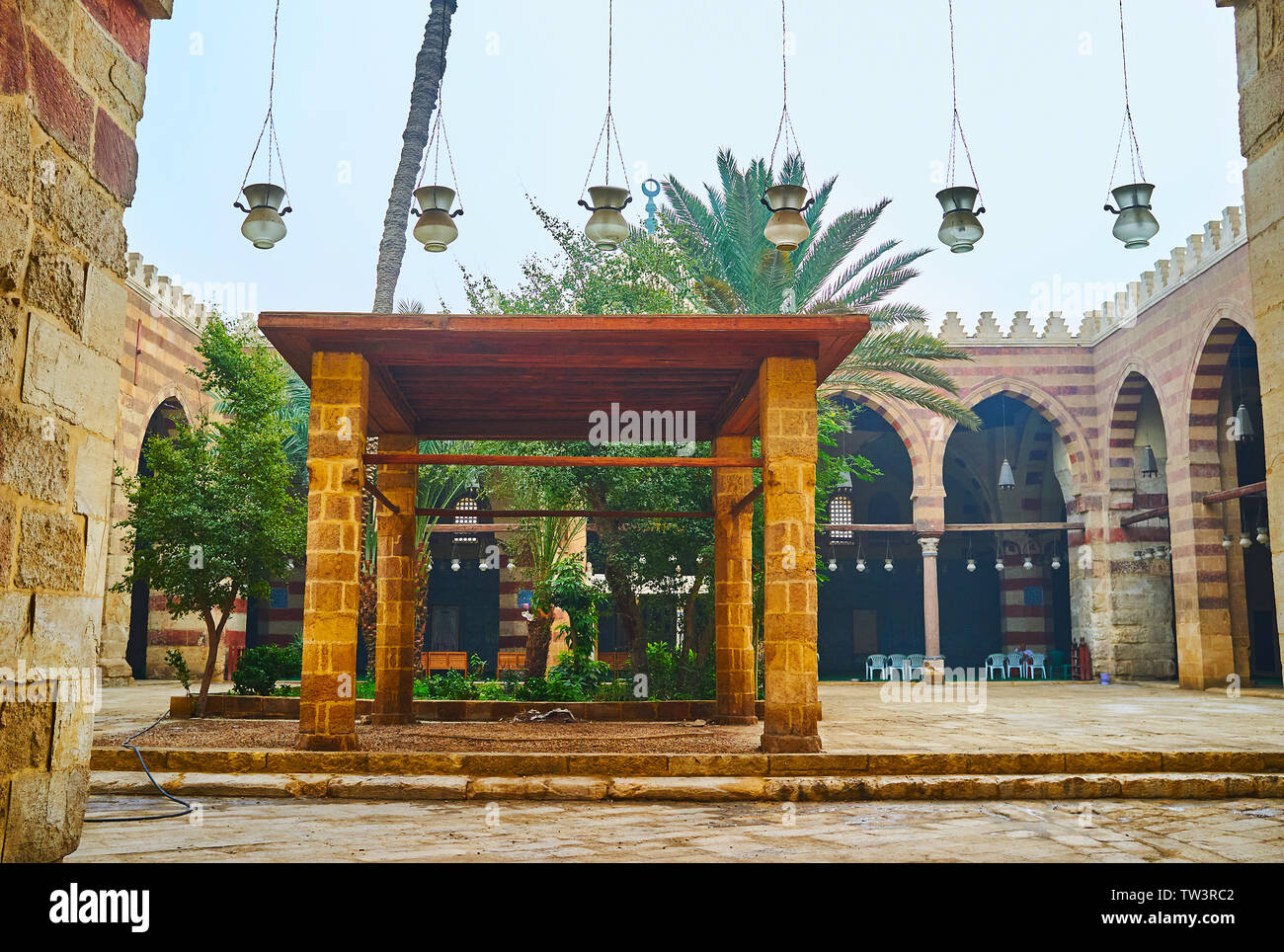 Il Cairo, Egitto - 22 dicembre 2017: il medievale Aqsunqur (blu) Moschea con scenografico cortile ombreggiato e arcade in stile ablaq (con striping) pareti, da dicembre Foto Stock
