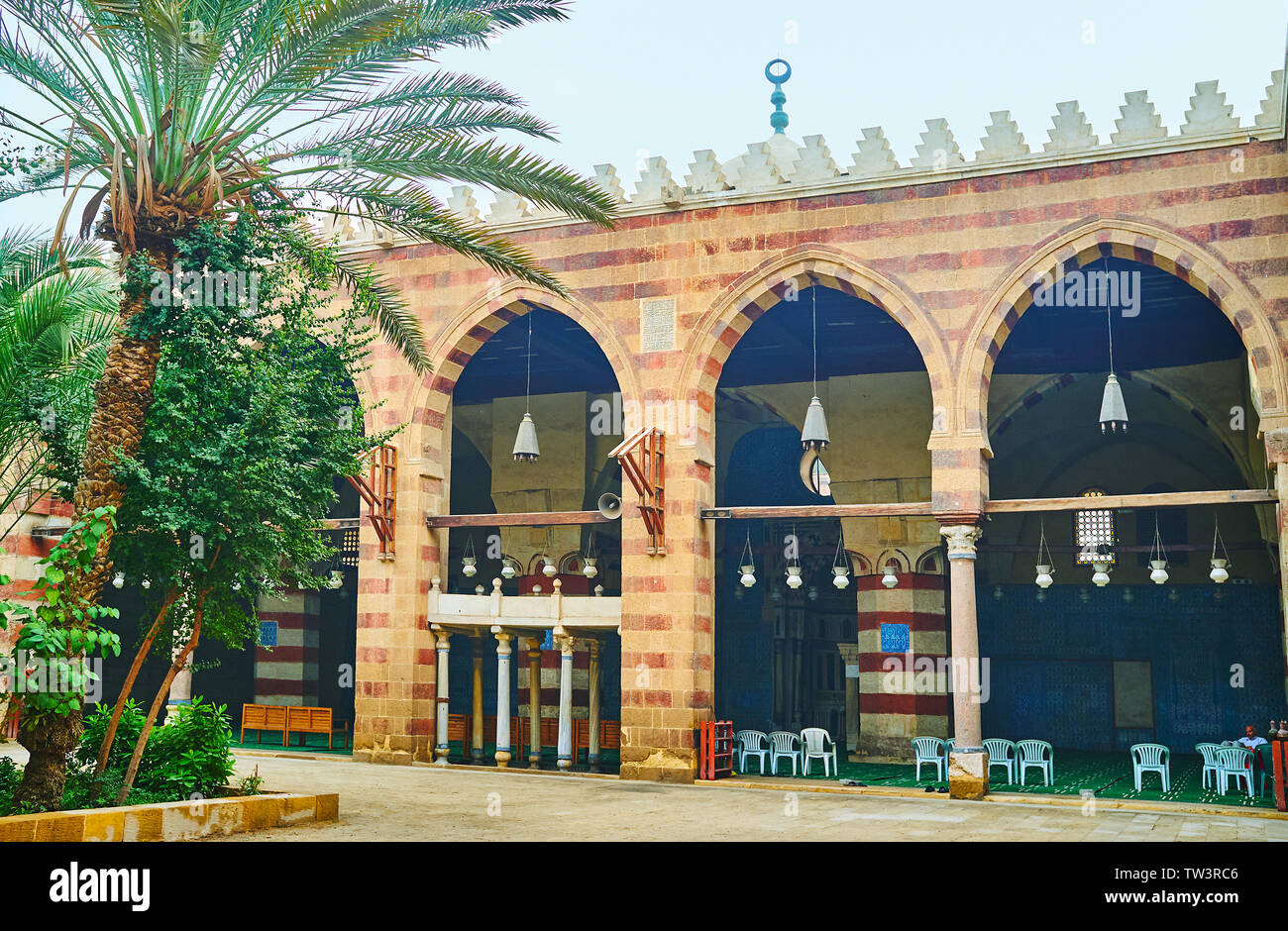 Il Cairo, Egitto - 22 dicembre 2017: la vista sul Ablaq stile arcade di Aqsunqur (blu) la moschea e la sua preghiera hall con blu brillante di piastrelle e pareti di pietra Foto Stock