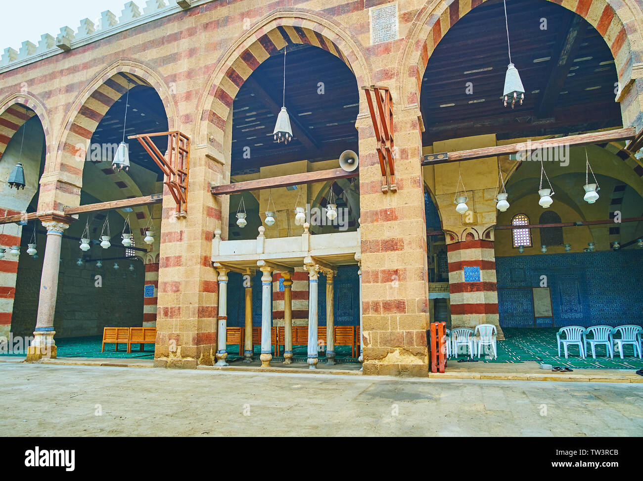 Il Cairo, Egitto - 22 dicembre 2017: lo stile unico di Aqsunqur (blu) Moschea con Ablaq (con striping) dettagli di rosso e giallo, in pietra scolpita dikka e fi Foto Stock
