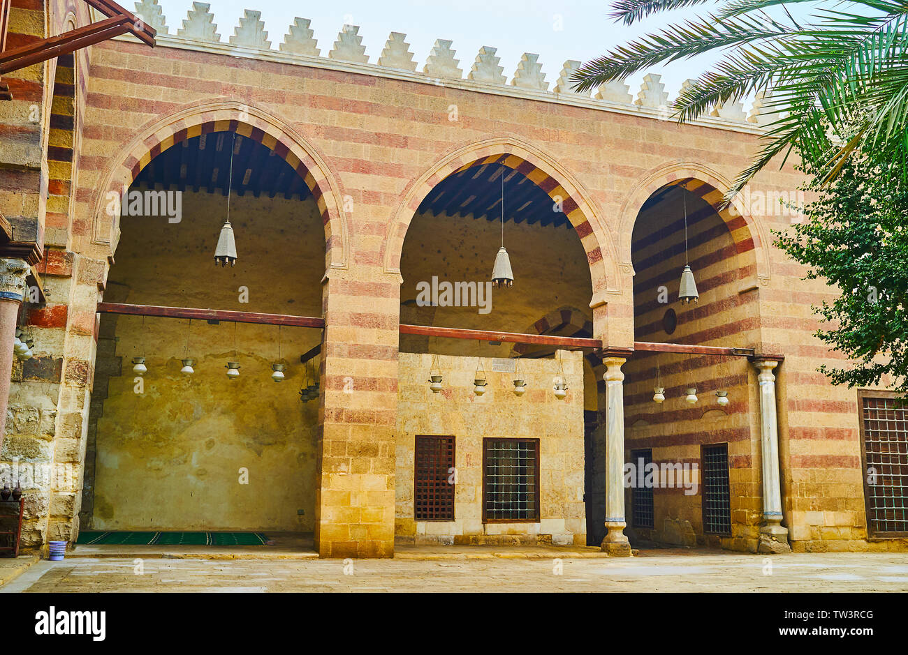 La pietra di arcade Aqsunqur (blu) Moschea con Ablaq (con striping) pietra decorazione, soffitto in legno, vintage lampade a olio e merlature a zig-zag, Cairo, Egy Foto Stock