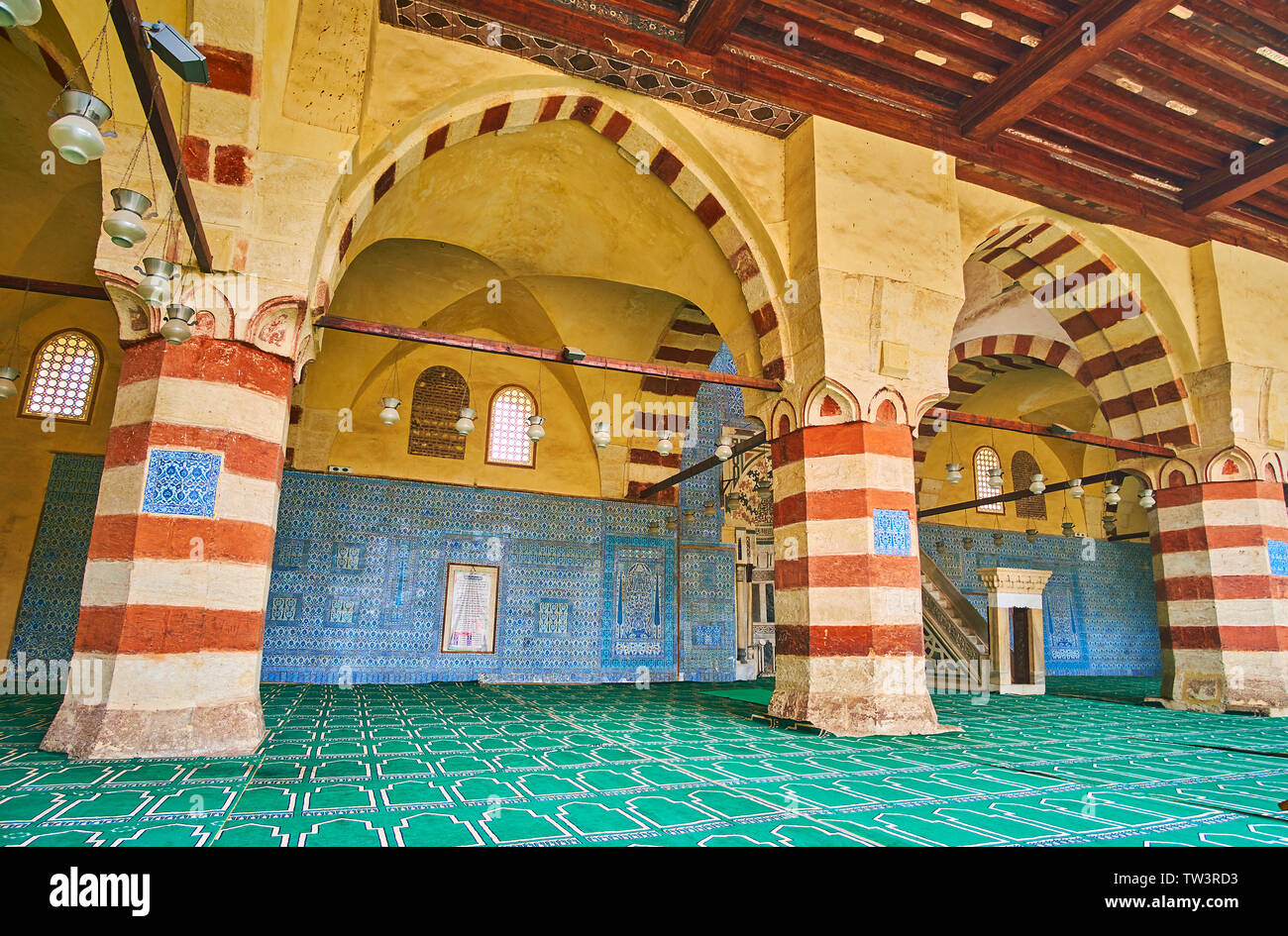Il Cairo, Egitto - 22 dicembre 2017: le strisce (Ablaq stile arcade di pietra nella sala da preghiera di Aqsunqur (blu) la moschea, coperto con blu brillante di piastrelle, su Foto Stock