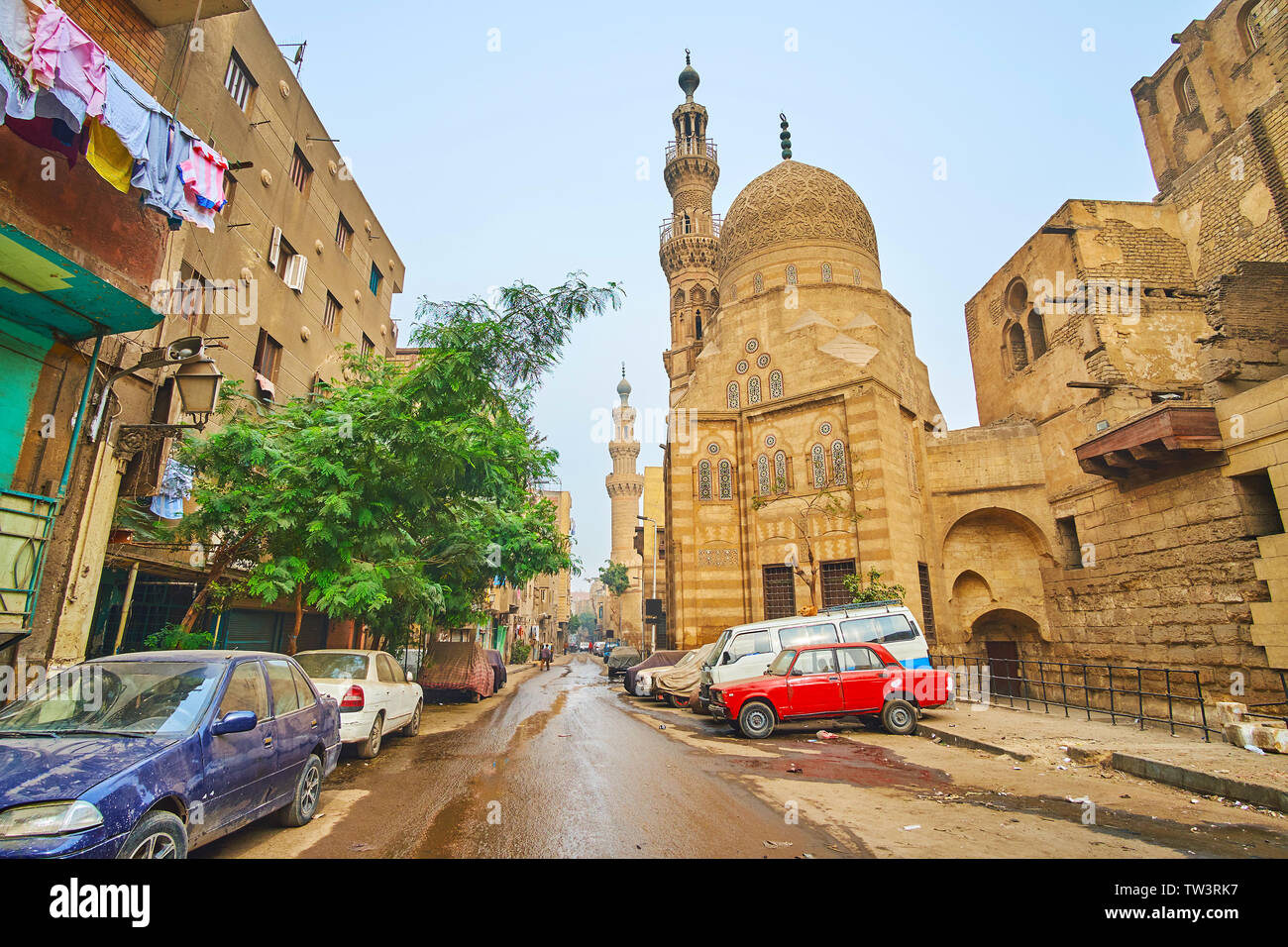 La pittoresca cupola intagliato, Ablaq pareti a strisce e alto minareto di Amir Khayrbak complesso funerario, Il Cairo, Egitto Foto Stock
