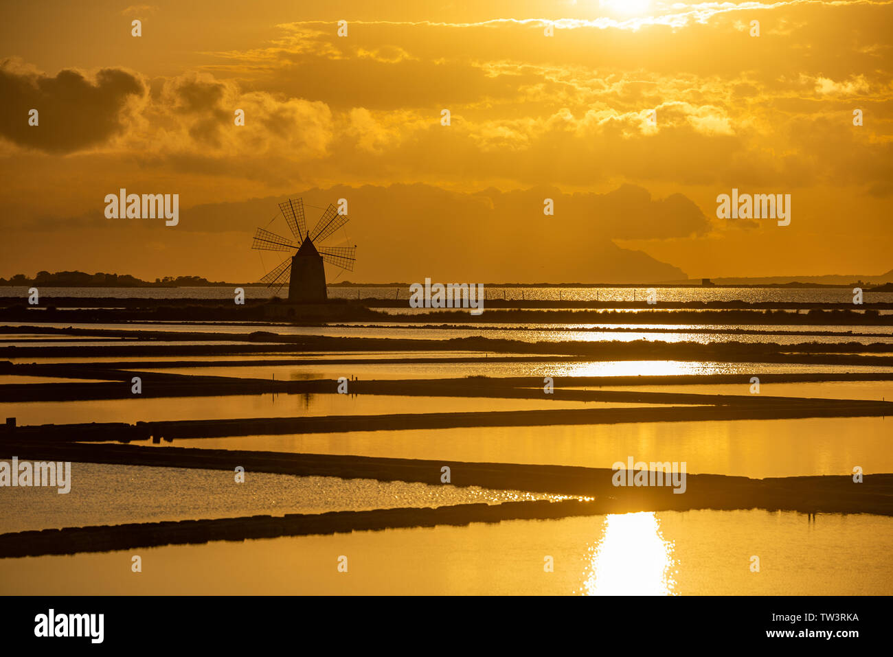 Marsala saline al tramonto, Sicilia, Italia Foto Stock