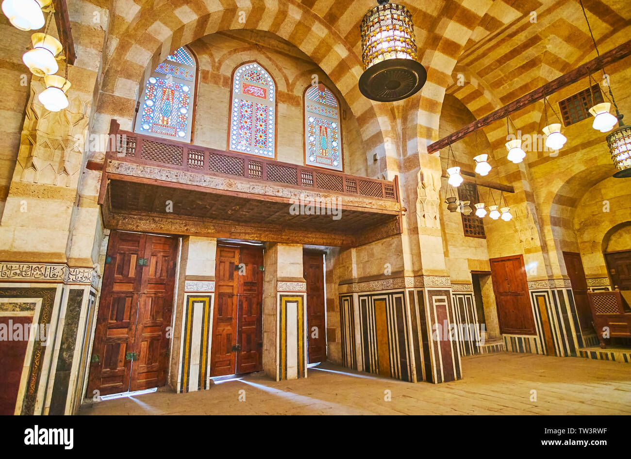 Il Cairo, Egitto - 22 dicembre 2017: Khayrbak moschea è stata costruita nel periodo Ottomano in stile Mamluk, vanta di legno intagliato, dettagli intarsio di pietra, Ablaq str Foto Stock