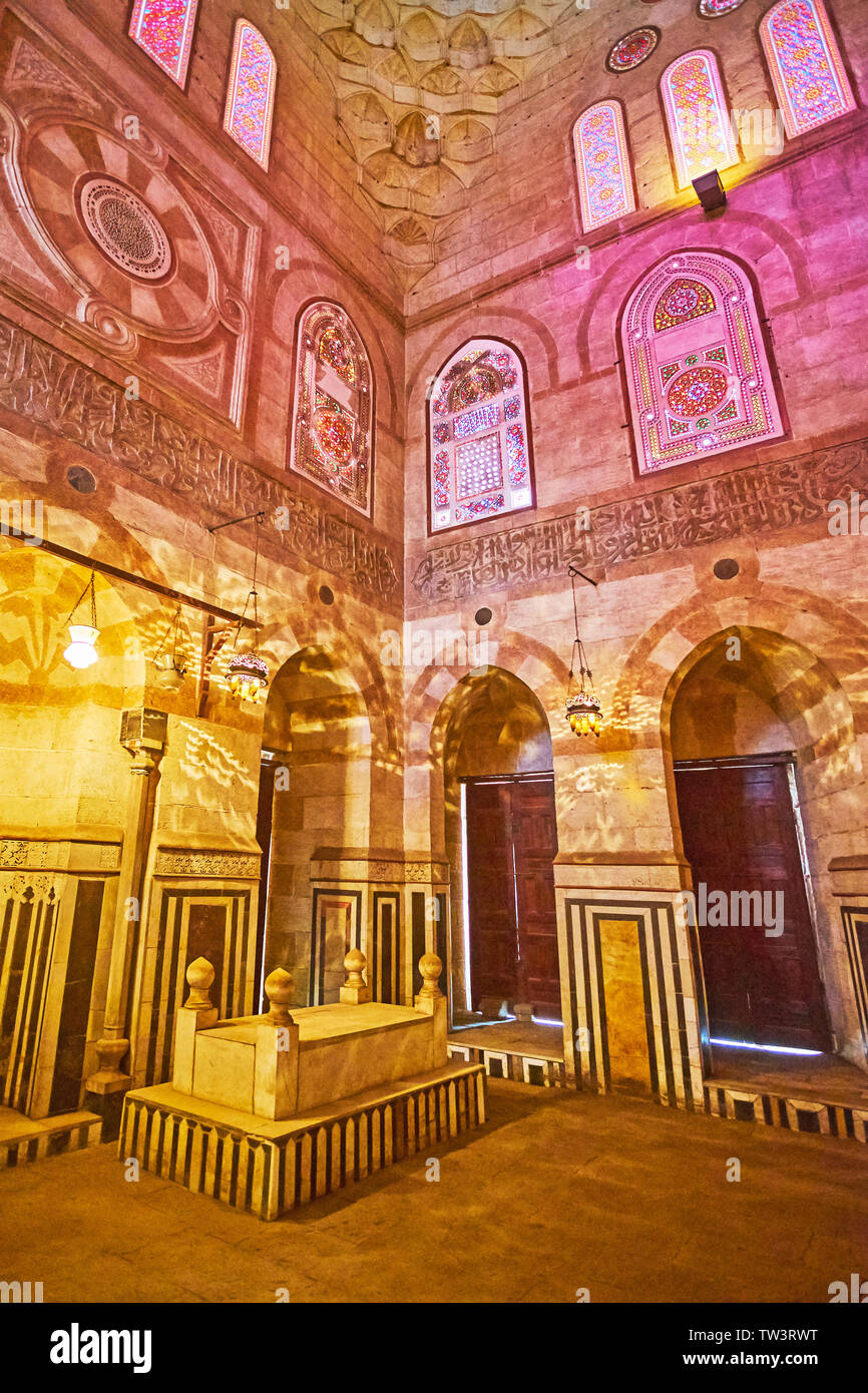 Il Cairo, Egitto - 22 dicembre 2017: Interno del Mausoleo di Amir Khayrbak complesso con il sarcofago di pietra in mezzo alla sala ornata, il 22 dicembre a Il Cairo Foto Stock
