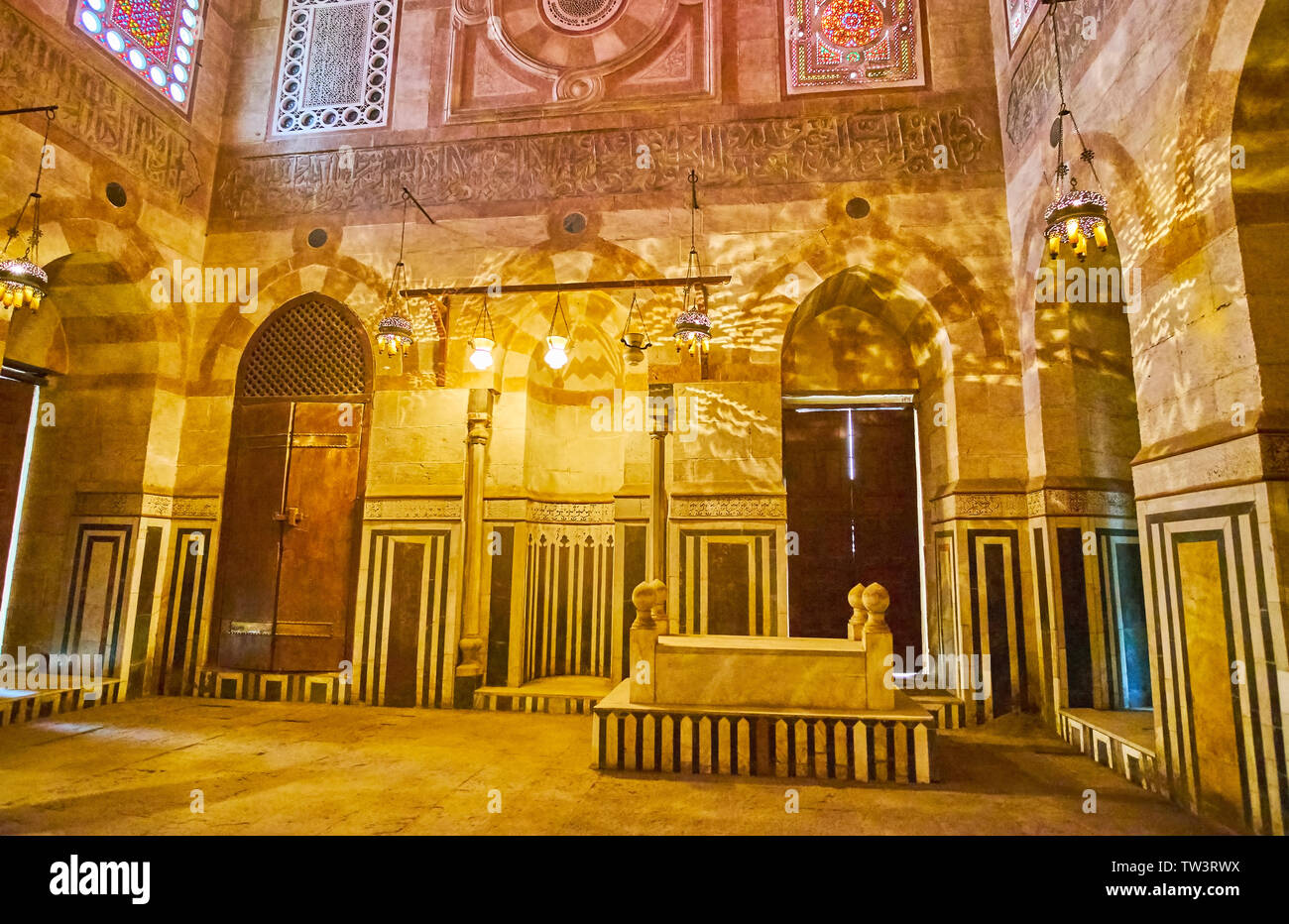Il Cairo, Egitto - 22 dicembre 2017: La pietra ornata hall di Amir Khayrbak Mausoleo, decorate con motivi colorati, scolpiti calligrafia e sfumature di Foto Stock