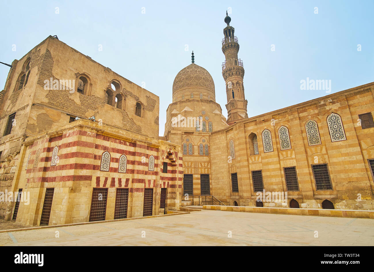 Mamluk architettura in stile medievale di Amir Khayrbak complesso, costruito in epoca ottomana e situato in Al Wazir street del Cairo islamico, Egitto Foto Stock