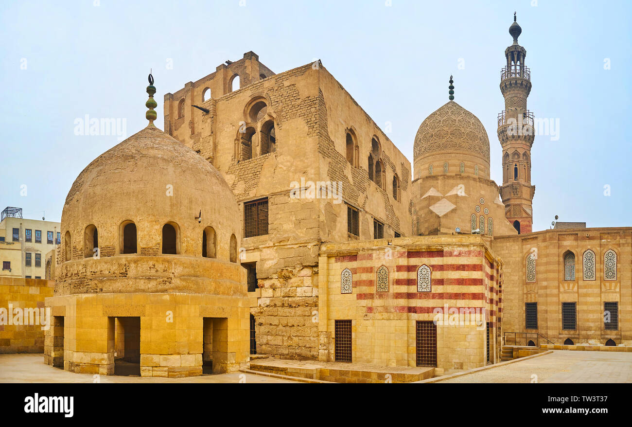 Conservato complesso medievale di Amir Khayrbak con minareto snello e scolpito la cupola della moschea, Ablaq pareti a strisce di residenza e una grande cupola di un Foto Stock