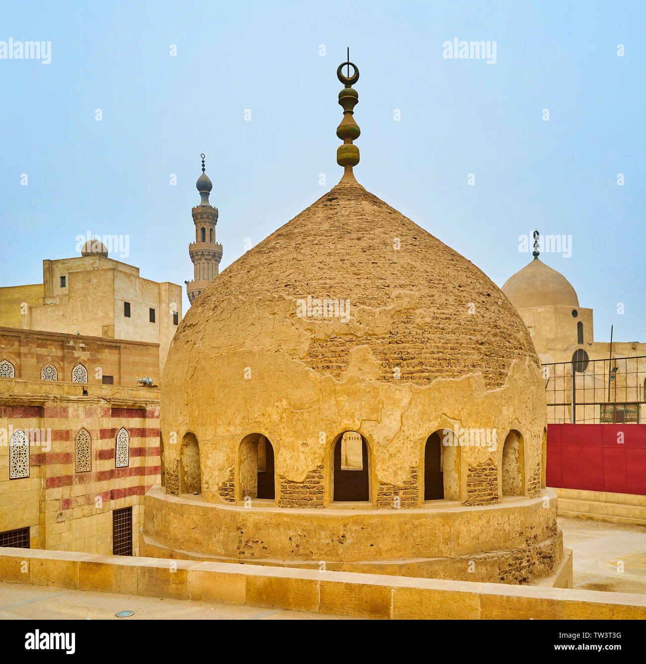 La meschina cupola in mattoni di abluzione fontana nella corte di Amir Khayrbak complessa, Il Cairo, Egitto Foto Stock