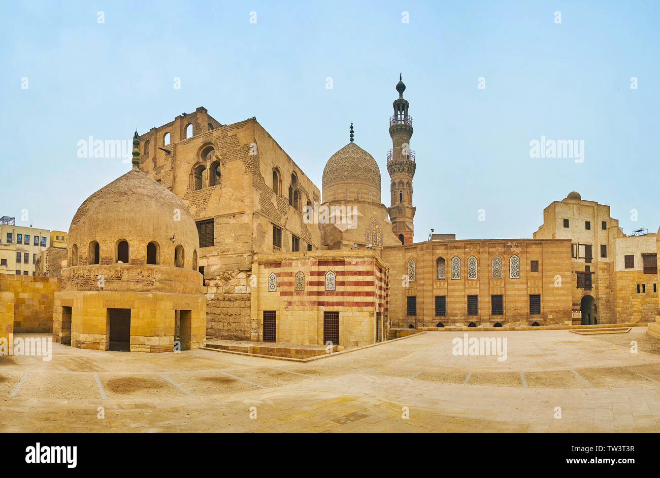 Panorama di Amir Khayrbak complesso con conserve di residence, ornano la moschea di pietra, madrasa e abluzione fontana, Il Cairo, Egitto Foto Stock