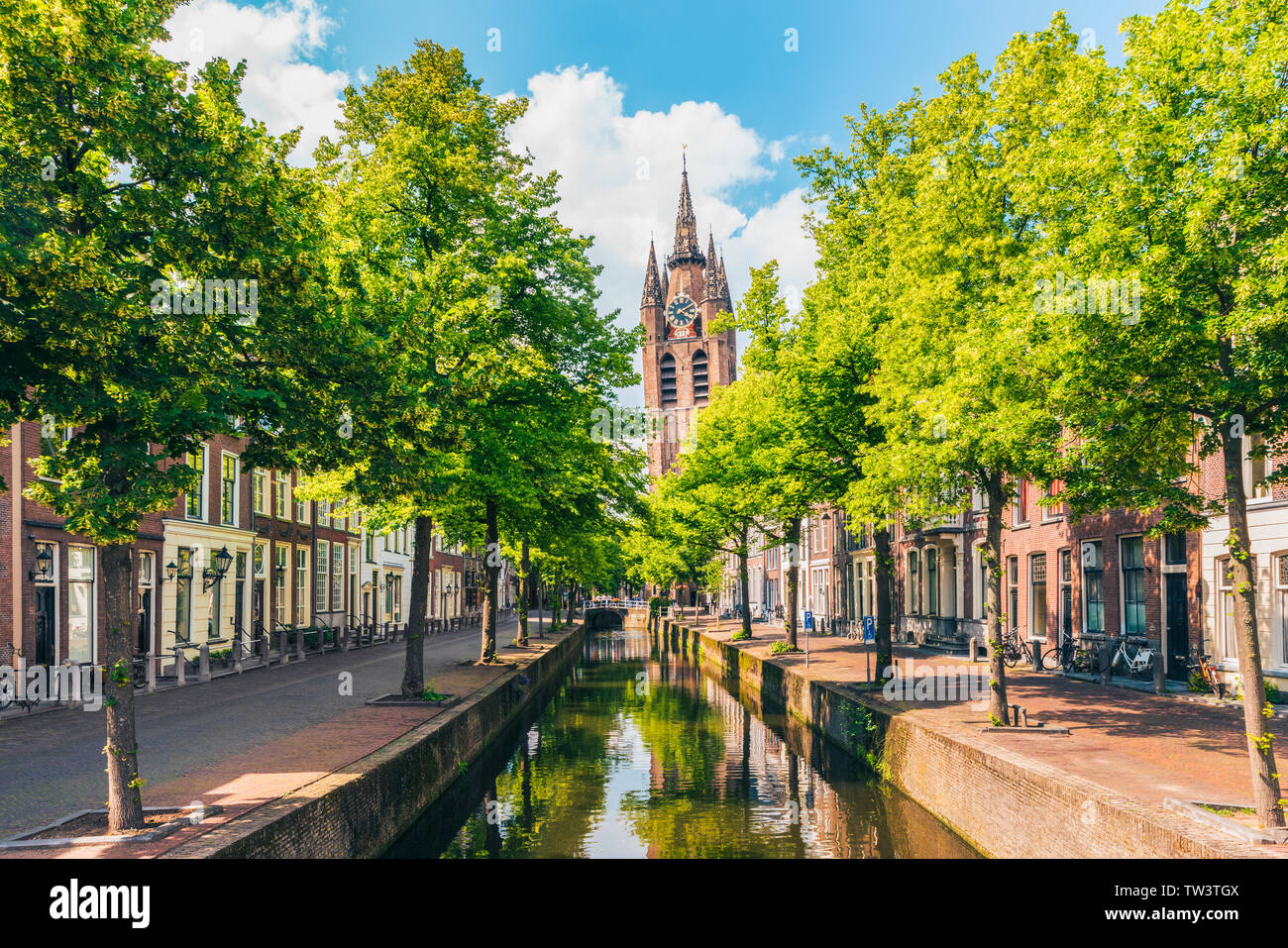 Canal con pendente Torre della chiesa in Delft Paesi Bassi Foto Stock