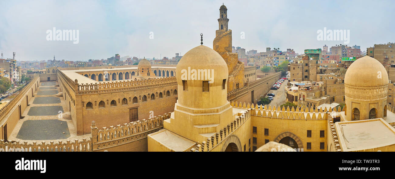 La vista panoramica di Amir Sarghatmish e moschea Ibn Tulun mosque dall' alto minareto, che si affaccia sulle mura medievali, cupole, merlatura ornamentale Foto Stock