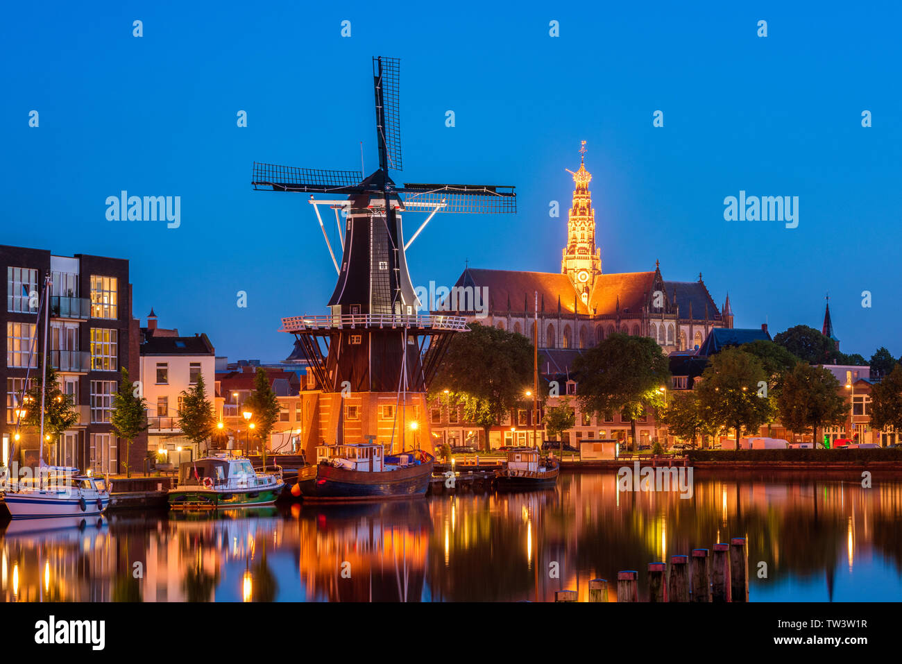 Skyline di Haarlem Paesi Bassi al crepuscolo Foto Stock