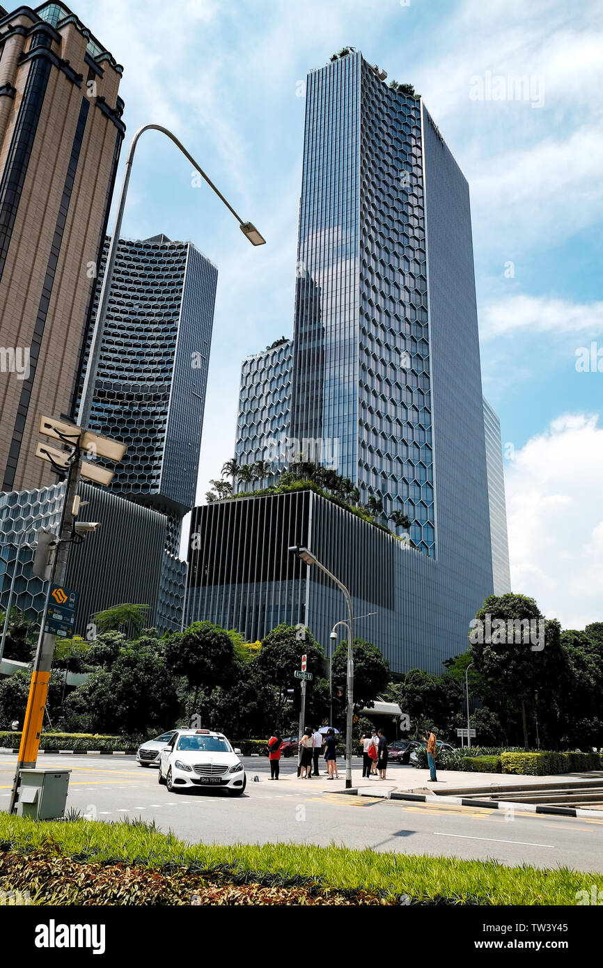 Duo torre a 39 piani di grattacielo in Singapore Ophir-Rochor corridoio spicca con la sua impressionante architettura. Foto Stock