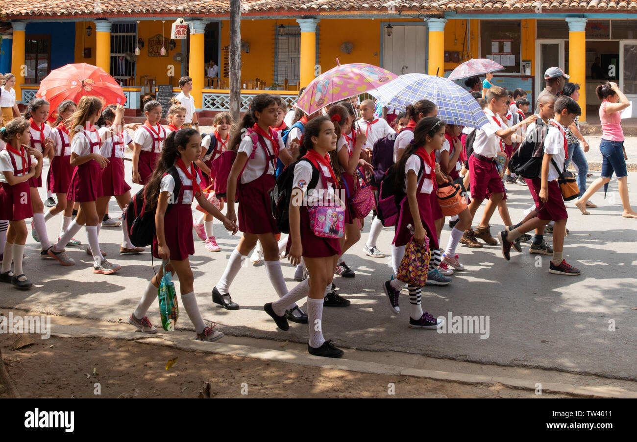 La scuola dei bambini in una sfilata sebbene Pinar Del Rio, Vinales Valley. Foto Stock