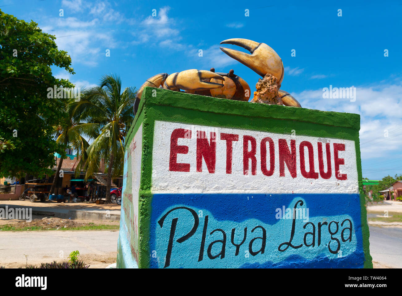 Playa Larga segno nel villaggio di Caleton mostra un'immagine di una terra granchi che abitano la zona. Bahia de Cochinos, Cuba, Caraibi Foto Stock