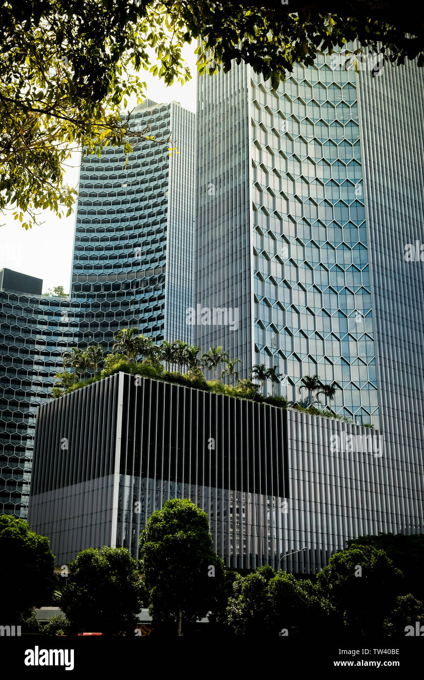 Duo torri in Singapore quartiere di Bugis. I moderni grattacieli di progettazione architettonica che unisce svago e spazi commerciali. Foto Stock