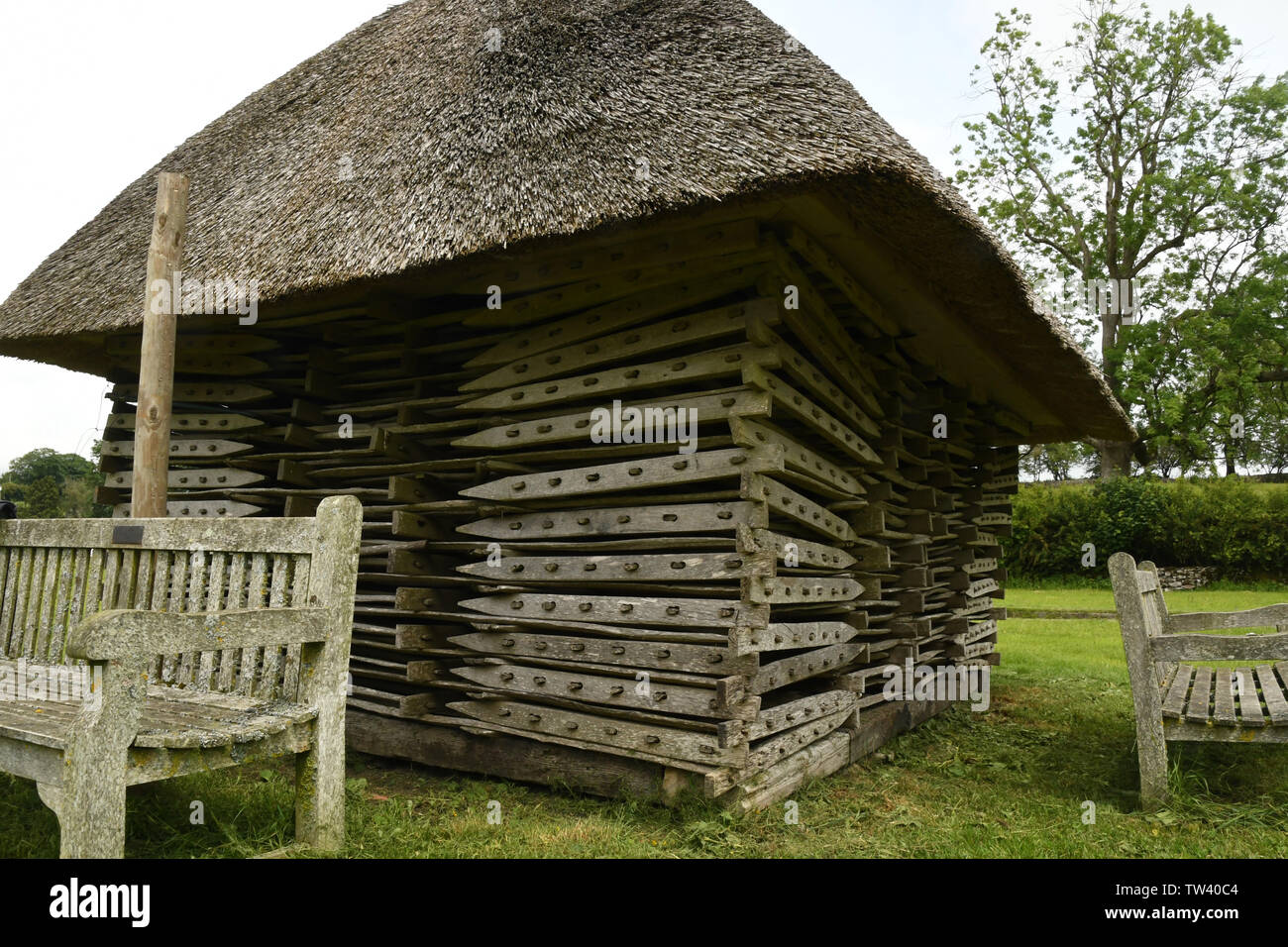 La pila con il tetto di paglia di ostacoli nel villaggio verde a Priddy nel Somerset. La cenere ostacoli erano originariamente utilizzato per Penna la pecora, per cui il Mendip Foto Stock